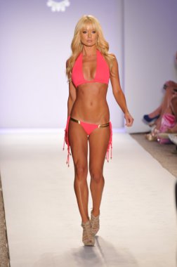Miami - 18 Temmuz: pist yürüyüş modeli inanç koleksiyonu Bahar, yaz 2012 mercedes-benz yüzmek moda haftası 18 Temmuz 2011 Miami, fl