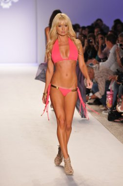Miami - 18 Temmuz: pist yürüyüş modeli inanç koleksiyonu Bahar, yaz 2012 mercedes-benz yüzmek moda haftası 18 Temmuz 2011 Miami, fl