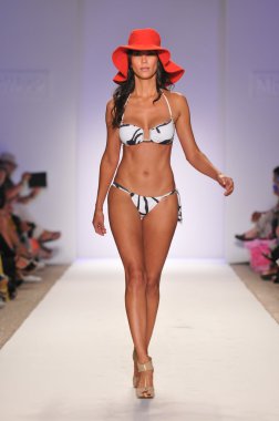 Miami - 18 Temmuz: model yürür pist jogo plaj koleksiyonu için ilkbahar, yaz 2012 mercedes-benz yüzmek moda haftası 18 Temmuz 2011 Miami, fl