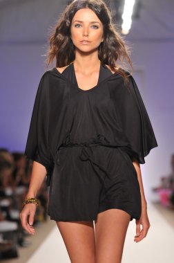 Miami - 18 Temmuz: model yürür pist jogo plaj koleksiyonu için ilkbahar, yaz 2012 mercedes-benz yüzmek moda haftası 18 Temmuz 2011 Miami, fl