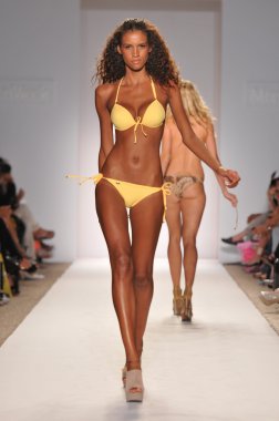 Miami - 18 Temmuz: model mükemmel bronzluk bikini koleksiyonu için ilkbahar, yaz 2012 mercedes-benz yüzmek moda haftası 18 Temmuz 2011 Miami, pist yürür fl