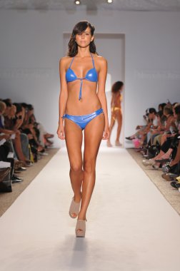 Miami - 18 Temmuz: model mükemmel bronzluk bikini koleksiyonu için ilkbahar, yaz 2012 mercedes-benz yüzmek moda haftası 18 Temmuz 2011 Miami, pist yürür fl