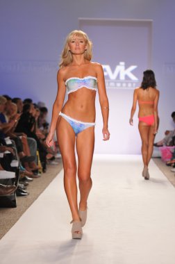 Miami - 18 Temmuz: model yürür pist tavik mayo koleksiyonu için ilkbahar, yaz 2012 mercedes-benz yüzmek moda haftası 18 Temmuz 2011 Miami, fl