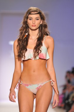Miami - 18 Temmuz: model yürür pist tavik mayo koleksiyonu için ilkbahar, yaz 2012 mercedes-benz yüzmek moda haftası 18 Temmuz 2011 Miami, fl