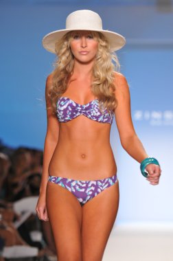 Miami - 18 Temmuz: model yürür pist zingara koleksiyonu için ilkbahar, yaz 2012 mercedes-benz yüzmek moda haftası 18 Temmuz 2011 Miami, fl