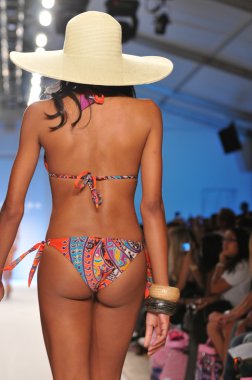 Miami - 18 Temmuz: model yürür pist zingara koleksiyonu için ilkbahar, yaz 2012 mercedes-benz yüzmek moda haftası 18 Temmuz 2011 Miami, fl