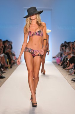 Miami - 18 Temmuz: model yürür pist zingara koleksiyonu için ilkbahar, yaz 2012 mercedes-benz yüzmek moda haftası 18 Temmuz 2011 Miami, fl
