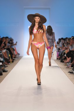 Miami - 18 Temmuz: model yürür pist zingara koleksiyonu için ilkbahar, yaz 2012 mercedes-benz yüzmek moda haftası 18 Temmuz 2011 Miami, fl