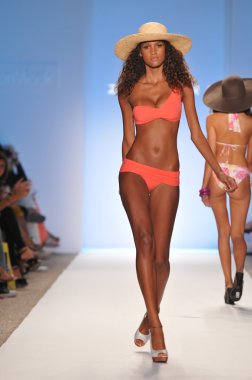 Miami - 18 Temmuz: model yürür pist zingara koleksiyonu için ilkbahar, yaz 2012 mercedes-benz yüzmek moda haftası 18 Temmuz 2011 Miami, fl