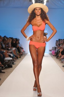 Miami - 18 Temmuz: model yürür pist zingara koleksiyonu için ilkbahar, yaz 2012 mercedes-benz yüzmek moda haftası 18 Temmuz 2011 Miami, fl