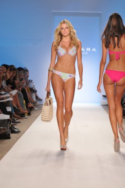 Miami - 18 Temmuz: model yürür pist zingara koleksiyonu için ilkbahar, yaz 2012 mercedes-benz yüzmek moda haftası 18 Temmuz 2011 Miami, fl