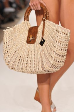 Miami - 18 Temmuz: model yürür pist zingara koleksiyonu için ilkbahar, yaz 2012 mercedes-benz yüzmek moda haftası 18 Temmuz 2011 Miami, fl