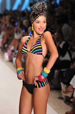 Miami - 18 Temmuz: model nicolita koleksiyonu için ilkbahar, yaz 2012 mercedes-benz yüzmek moda haftası 18 Temmuz 2011 Miami, pist yürür fl