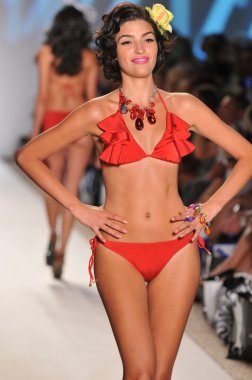 Miami - 18 Temmuz: model nicolita koleksiyonu için ilkbahar, yaz 2012 mercedes-benz yüzmek moda haftası 18 Temmuz 2011 Miami, pist yürür fl