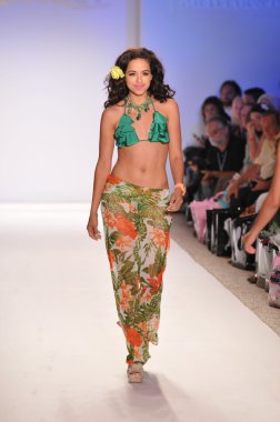 Miami - 18 Temmuz: model nicolita koleksiyonu için ilkbahar, yaz 2012 mercedes-benz yüzmek moda haftası 18 Temmuz 2011 Miami, pist yürür fl