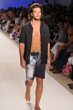 Miami - 18 Temmuz: model nicolita koleksiyonu için ilkbahar, yaz 2012 mercedes-benz yüzmek moda haftası 18 Temmuz 2011 Miami, pist yürür fl