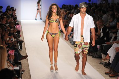Miami - 18 Temmuz: modelleri yürümek pist nicolita koleksiyonu için ilkbahar, yaz 2012 mercedes-benz yüzmek moda haftası 18 Temmuz 2011 Miami, fl