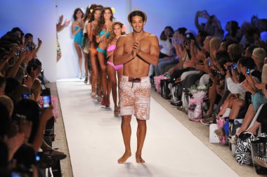 Miami - 18 Temmuz: modelleri yürümek pist nicolita koleksiyonu için ilkbahar, yaz 2012 mercedes-benz yüzmek moda haftası 18 Temmuz 2011 Miami, fl