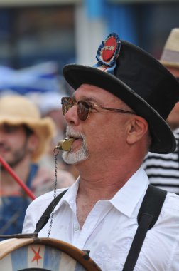 New york - 18 Haziran: tanımlanamayan bir katılımcı 18 Haziran 2011 tarihinde new York'ta Brooklyn coney Island mermaid parade katılır