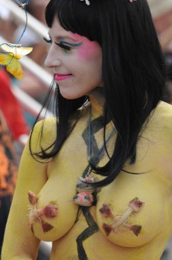 New york - 18 Haziran: tanımlanamayan bir katılımcı 18 Haziran 2011 tarihinde new York'ta Brooklyn coney Island mermaid parade katılır