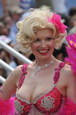 New york - 18 Haziran: tanımlanamayan bir katılımcı 18 Haziran 2011 tarihinde new York'ta Brooklyn coney Island mermaid parade katılır