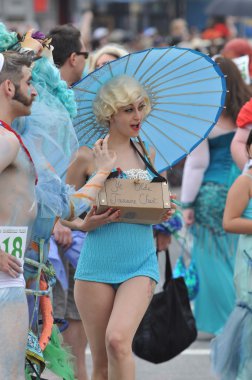 New york - 18 Haziran: tanımlanamayan bir katılımcı 18 Haziran 2011 tarihinde new York'ta Brooklyn coney Island mermaid parade katılır