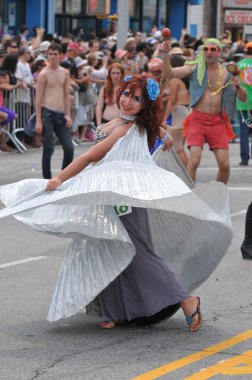 New york - 18 Haziran: tanımlanamayan bir katılımcı 18 Haziran 2011 tarihinde new York'ta Brooklyn coney Island mermaid parade katılır