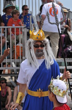 New york - 18 Haziran: tanımlanamayan bir katılımcı 18 Haziran 2011 tarihinde new York'ta Brooklyn coney Island mermaid parade katılır