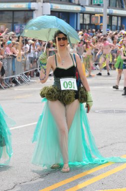 New york - 18 Haziran: tanımlanamayan bir katılımcı 18 Haziran 2011 tarihinde new York'ta Brooklyn coney Island mermaid parade katılır