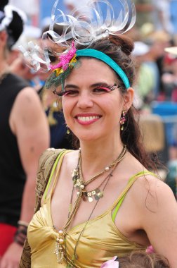 New york - 18 Haziran: tanımlanamayan bir katılımcı 18 Haziran 2011 tarihinde new York'ta Brooklyn coney Island mermaid parade katılır