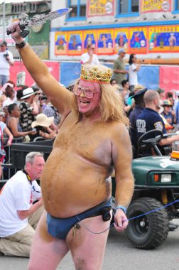 New york - 18 Haziran: tanımlanamayan bir katılımcı 18 Haziran 2011 tarihinde new York'ta Brooklyn coney Island mermaid parade katılır