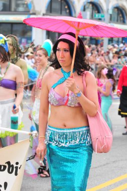 New york - 18 Haziran: tanımlanamayan bir katılımcı 18 Haziran 2011 tarihinde new York'ta Brooklyn coney Island mermaid parade katılır