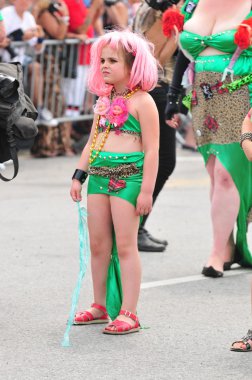 New york - 18 Haziran: tanımlanamayan bir katılımcı 18 Haziran 2011 tarihinde new York'ta Brooklyn coney Island mermaid parade katılır