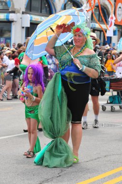 New york - 18 Haziran: tanımlanamayan bir katılımcı 18 Haziran 2011 tarihinde new York'ta Brooklyn coney Island mermaid parade katılır