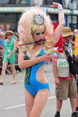 New york - 18 Haziran: tanımlanamayan bir katılımcı 18 Haziran 2011 tarihinde new York'ta Brooklyn coney Island mermaid parade katılır