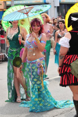 New york - 18 Haziran: tanımlanamayan bir katılımcı 18 Haziran 2011 tarihinde new York'ta Brooklyn coney Island mermaid parade katılır