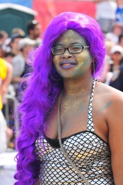 New york - 18 Haziran: tanımlanamayan bir katılımcı 18 Haziran 2011 tarihinde new York'ta Brooklyn coney Island mermaid parade katılır