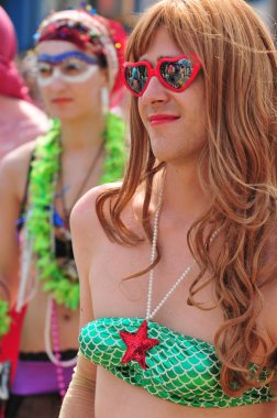 New york - 18 Haziran: tanımlanamayan bir katılımcı 18 Haziran 2011 tarihinde new York'ta Brooklyn coney Island mermaid parade katılır