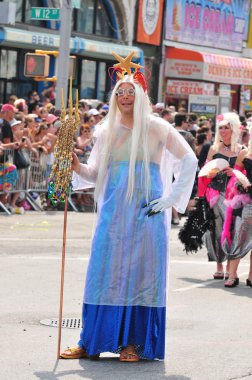 New york - 18 Haziran: tanımlanamayan bir katılımcı 18 Haziran 2011 tarihinde new York'ta Brooklyn coney Island mermaid parade katılır