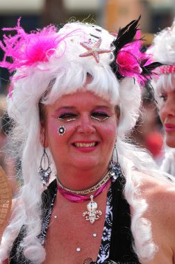 New york - 18 Haziran: tanımlanamayan bir katılımcı 18 Haziran 2011 tarihinde new York'ta Brooklyn coney Island mermaid parade katılır