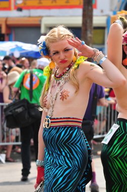 New york - 18 Haziran: tanımlanamayan bir katılımcı 18 Haziran 2011 tarihinde new York'ta Brooklyn coney Island mermaid parade katılır