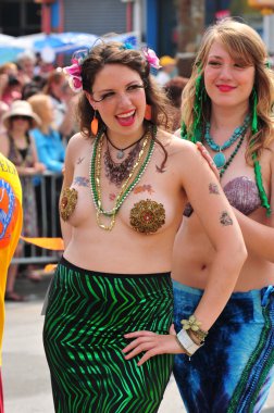 New york - 18 Haziran: tanımlanamayan bir katılımcı 18 Haziran 2011 tarihinde new York'ta Brooklyn coney Island mermaid parade katılır