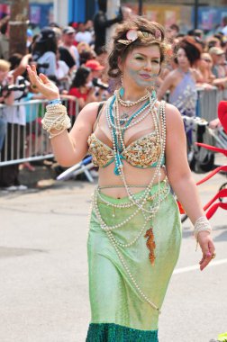 New york - 18 Haziran: tanımlanamayan bir katılımcı 18 Haziran 2011 tarihinde new York'ta Brooklyn coney Island mermaid parade katılır