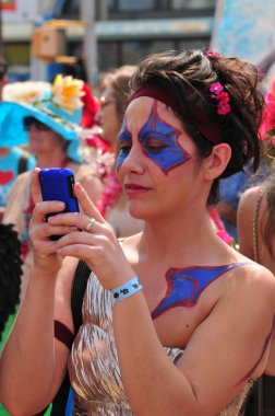 New york - 18 Haziran: tanımlanamayan bir katılımcı 18 Haziran 2011 tarihinde new York'ta Brooklyn coney Island mermaid parade katılır