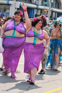 New york - 18 Haziran: tanımlanamayan bir katılımcı 18 Haziran 2011 tarihinde new York'ta Brooklyn coney Island mermaid parade katılır