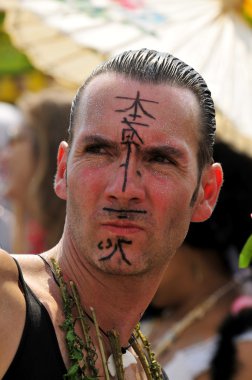 New york - 18 Haziran: tanımlanamayan bir katılımcı 18 Haziran 2011 tarihinde new York'ta Brooklyn coney Island mermaid parade katılır