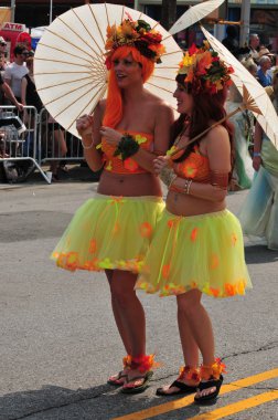 New york - 18 Haziran: tanımlanamayan bir katılımcı 18 Haziran 2011 tarihinde new York'ta Brooklyn coney Island mermaid parade katılır