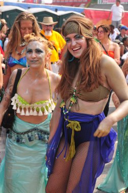 New york - 18 Haziran: tanımlanamayan bir katılımcı 18 Haziran 2011 tarihinde new York'ta Brooklyn coney Island mermaid parade katılır