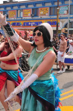 New york - 18 Haziran: tanımlanamayan bir katılımcı 18 Haziran 2011 tarihinde new York'ta Brooklyn coney Island mermaid parade katılır