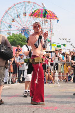 New york - 18 Haziran: tanımlanamayan bir katılımcı 18 Haziran 2011 tarihinde new York'ta Brooklyn coney Island mermaid parade katılır